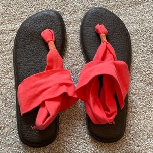 Sanuk sandals Size 9